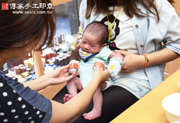 謝寶寶(台中北區嬰兒寶寶滿月剃頭理髮、免費嬰兒剃胎毛儀式吉祥話)。中國風會場，爸媽寶貝免費穿「日中韓」古裝禮服。專業拍照、DVD光碟、證書。★購買「臍帶章、肚臍章、胎毛筆刷印章」贈送：剃頭、收涎、抓周，三選一。 2015.11.15 照片4